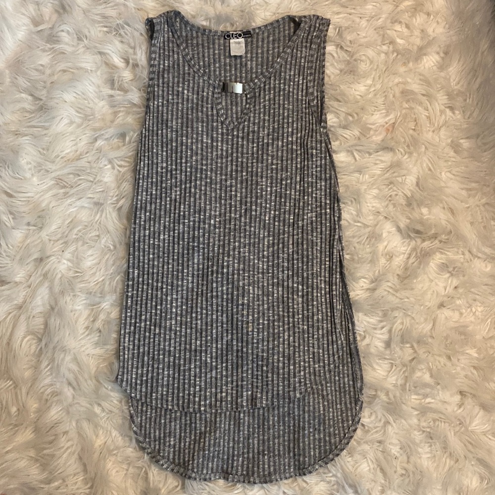 Sleeveless top. Large